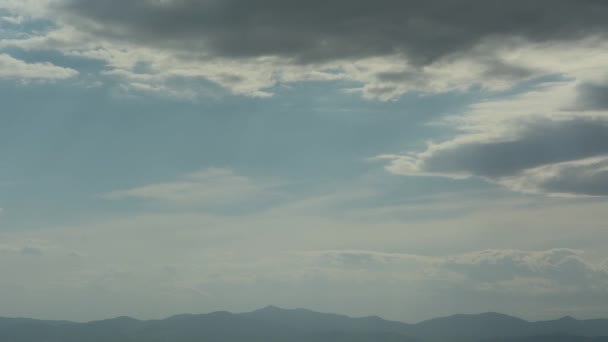 Wolken über fernen Bergen — Stockvideo