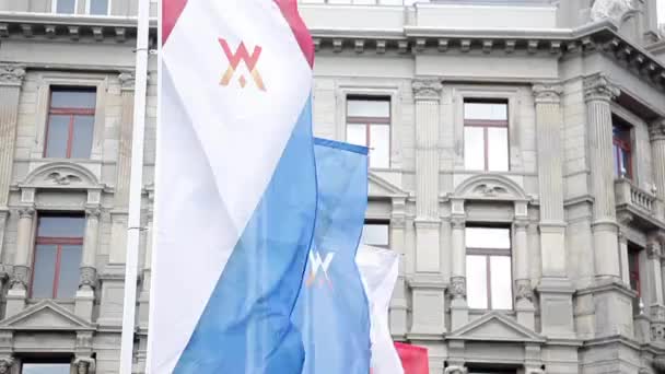 Banner bearing initials of Dutch king and queen — Stock Video