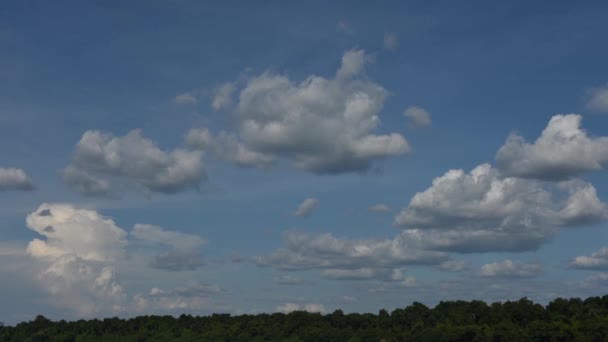 Lasso di tempo di nuvole nel cielo blu — Video Stock