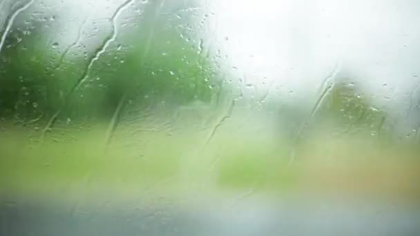 Gotas de lluvia en la ventana del coche en movimiento — Vídeos de Stock