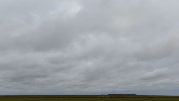 Chmury poruszające się nad otwarty krajobraz — Wideo stockowe