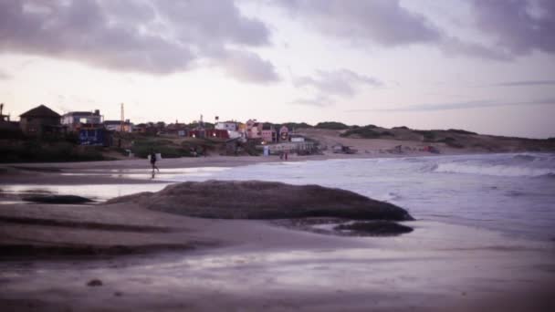 Onde che si infrangono sulla spiaggia — Video Stock