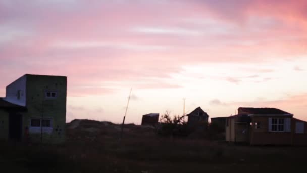 Rustige zonsondergang over dorp — Stockvideo