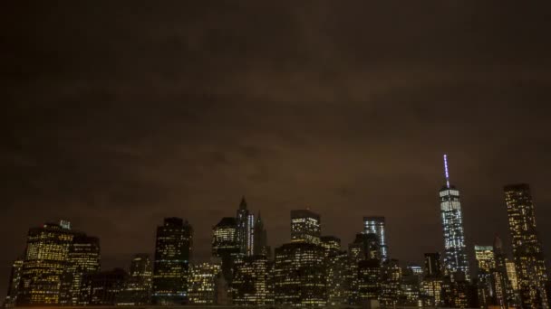 Tiempo lapso de disparo de nubes iluminadas por rascacielos — Vídeo de stock