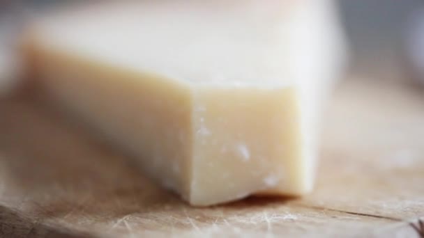 Блок сыра пармезан — стоковое видео