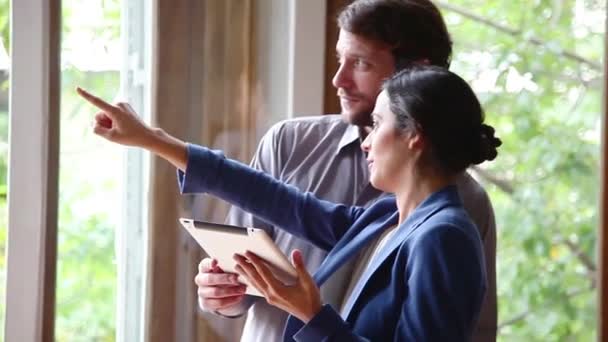 Pareja hablando y mirando por la ventana — Vídeos de Stock