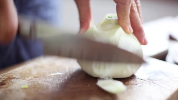 Женщина режет луковицу фенхеля — стоковое видео