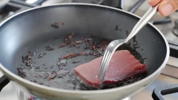Pan searing fresh tuna — Stock Video