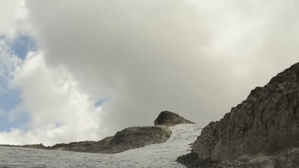 雲は、山頂の上に移動 — ストック動画