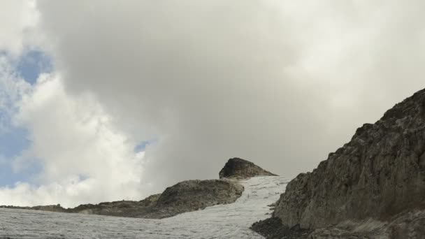 Nuages se déplaçant au sommet de la montagne — Video