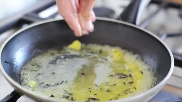 Assaisonner la sauce pendant qu'elle cuit dans une casserole — Video