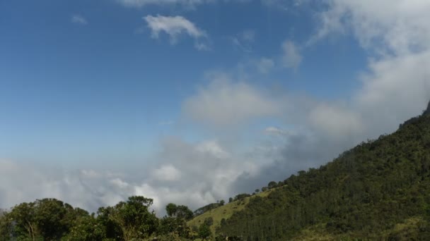 Tiempo de lapso de nubes moviéndose sobre la ladera de la montaña — Vídeo de stock