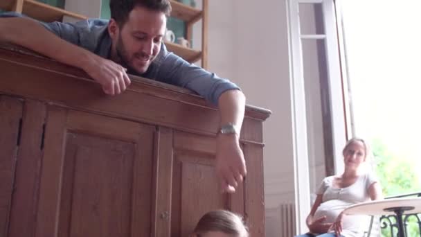 Familie ontspannen samen in de keuken — Stockvideo