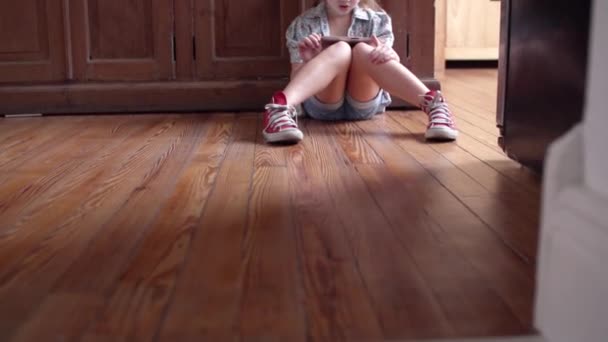 Little girl sitting on floor, using digital tablet — Stock Video