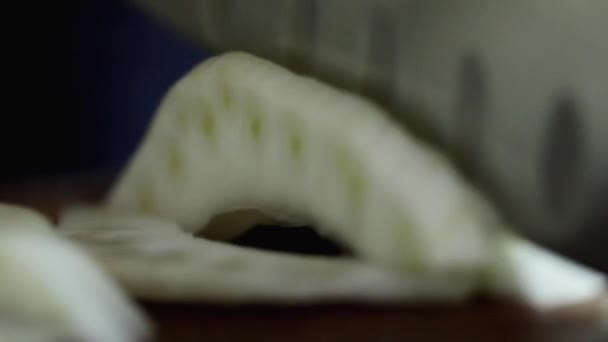 Femme coupe ampoule de fenouil 