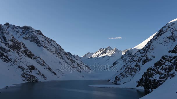 Klidný pohled Laguna del Inca v pohoří and. — Stock video