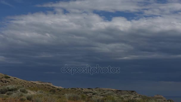 Wolken die bewegen over de kust — Stockvideo