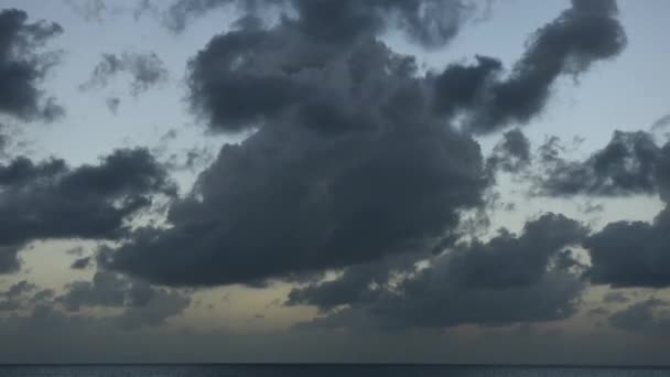 暮光之城到晚上时间流逝的云 — 图库视频影像