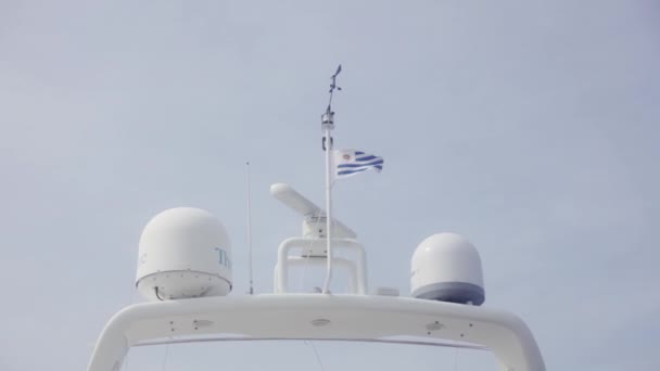 Uruguayan flag fluttering atop a yacht — Stock Video