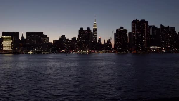 Vista del horizonte de Manhattan desde East River — Vídeos de Stock