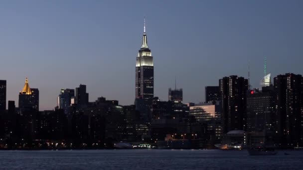 Empire State Building iluminado al atardecer — Vídeos de Stock