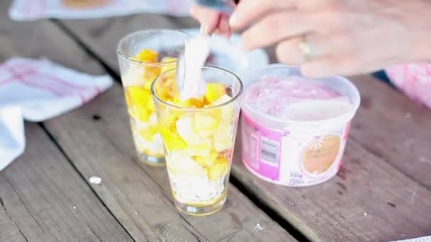 Дополнение фруктового салата мороженым и шоколадной стружкой — стоковое видео