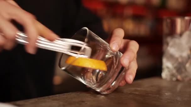 Barman brouillant tranche d'orange — Video