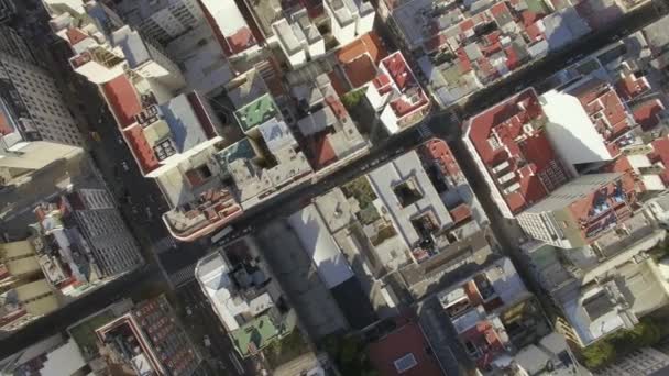 Şehir yüksek çatılarına yükselir — Stok video
