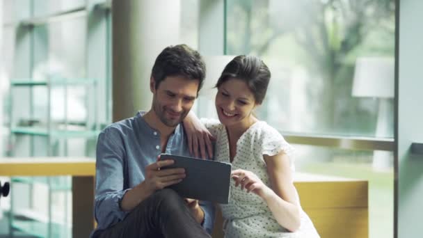 Couple utilisant une tablette numérique — Video