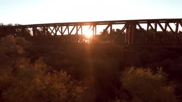Ήλιο να λάμπει μέσα από γέφυρα — Αρχείο Βίντεο