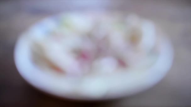 Salade dans une assiette blanche sur la table — Video