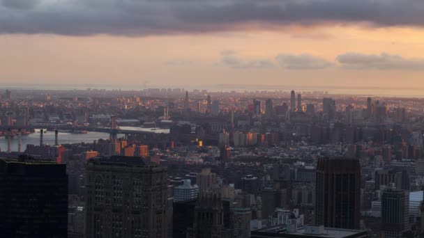 Abend stürzt über New York City — Stockvideo