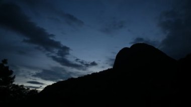 Alacakaranlık solma gece dağın arkasında 