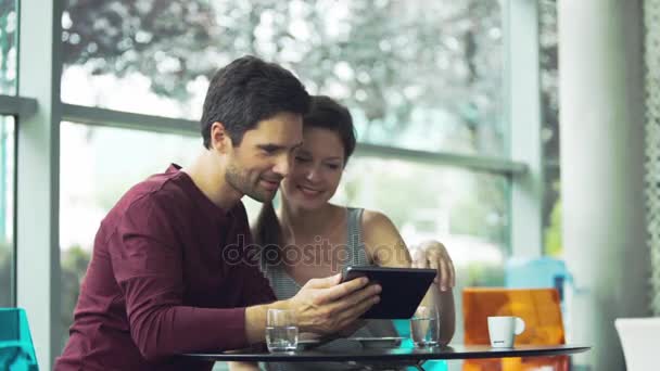 Couple using tablet — Stock Video