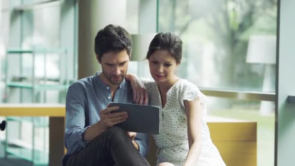 Пара використовує цифровий планшет — стокове відео