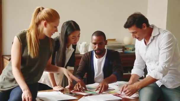 Equipo de colegas trabajando juntos — Vídeo de stock