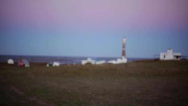 Vuurtoren op kust bij avondschemering, Cabo Polonio — Stockvideo