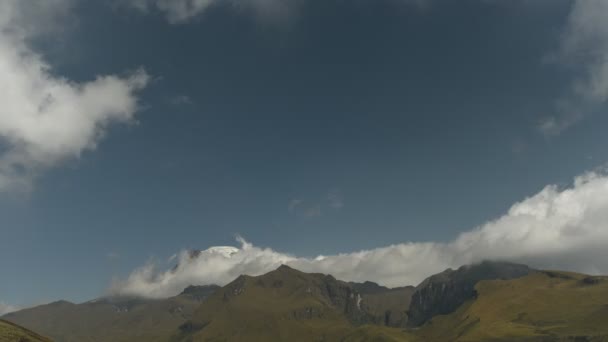 El lapso de tiempo de las nubes sobre montañas escarpadas — Vídeo de stock