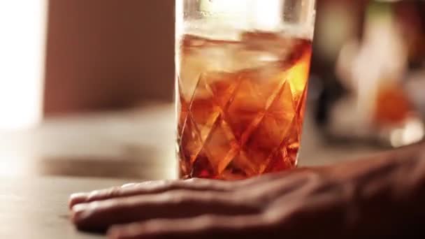 Bartender omrörning blandad dryck — Stockvideo