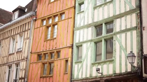 Coloridos edificios de entramado de madera — Vídeo de stock