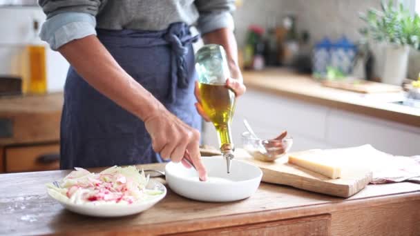 Frau bereitet Salatdressing zu — Stockvideo