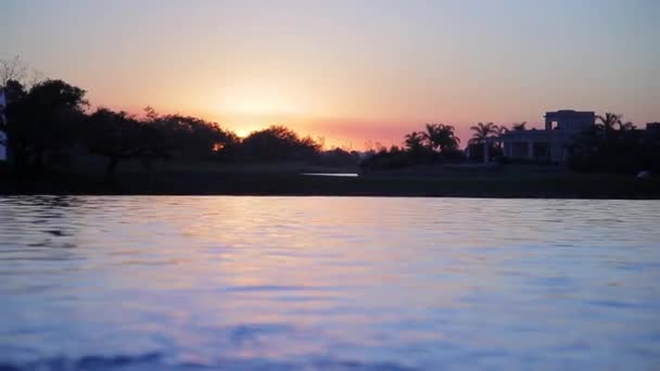 Lago tropical al atardecer — Vídeo de stock