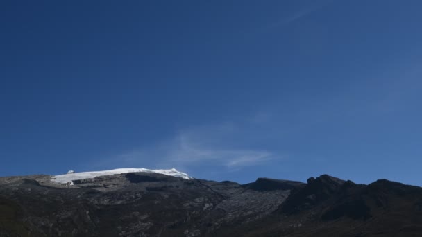 Tijd lapse schot van bergen en de blauwe hemel — Stockvideo