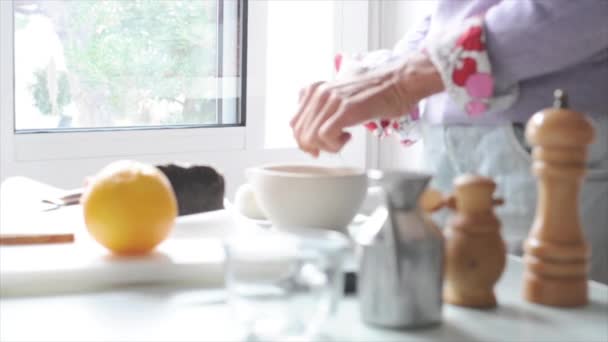Mulher preparando alimentos — Vídeo de Stock