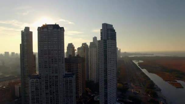 ブエノスアイレス、アルゼンチンのバックライトを高層ビル — ストック動画