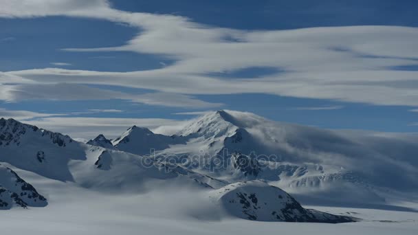 Montañas prístinas cubiertas de nieve — Vídeos de Stock