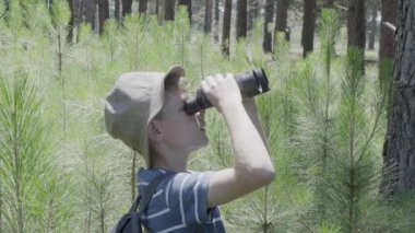 Ormanda dürbün üzerinden baktığımda çocuk