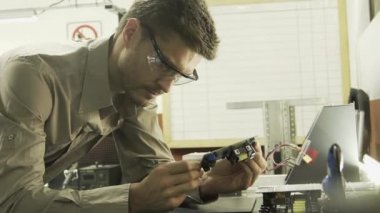 Elektrik mühendisi çalışma