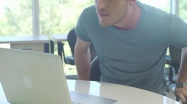 Dizüstü bilgisayar kullanan adam