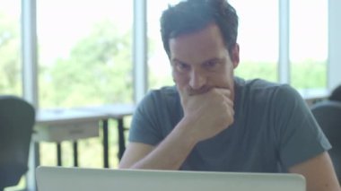 Dizüstü bilgisayar kullanan adam